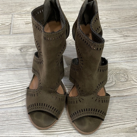 Qupid olive green peep toe cutout ankle zip bootie - Picture 2 of 7